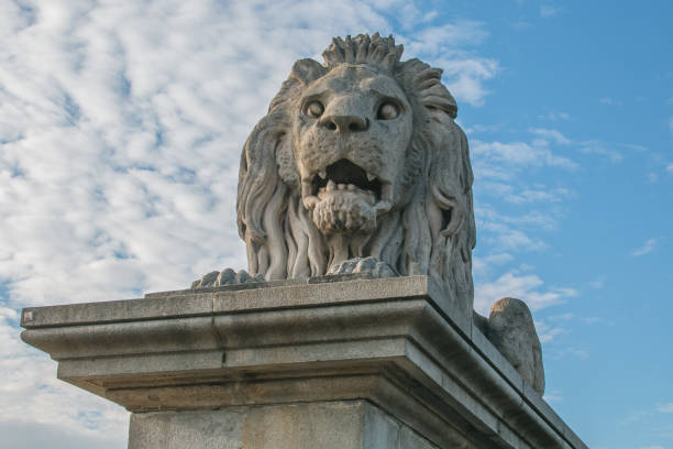 ハンガリー・ブダペストの有名なチェーンブリッジにおけるライオンの詳細 - chain bridge budapest bridge lion ストックフォトと画像