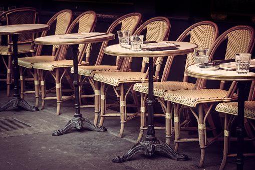 Mesas y sillas retro vacías en una terraza cafetería al aire libre en París, Francia photo