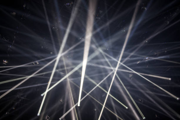 laserowe światła pokazowe przed czarnym tłem - laser nightclub performance illuminated zdjęcia i obrazy z banku zdjęć