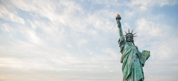 vista panoramica della statua della libertà con spazio di copia - crown liberty statue foto e immagini stock