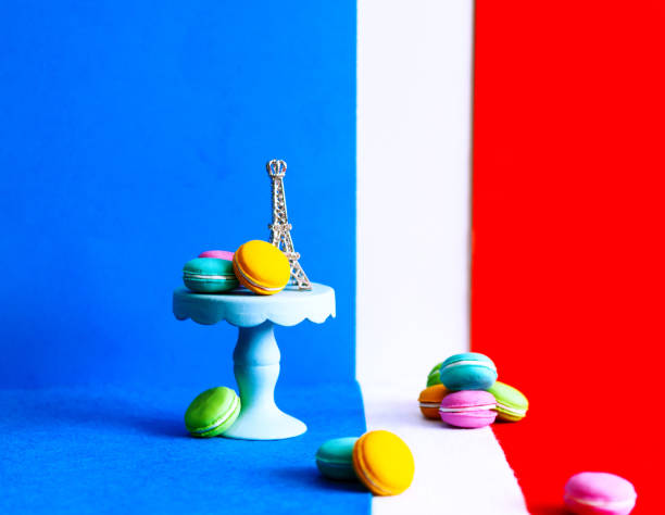 bandera francesa con macarrones en miniatura y torre eiffel - eiffel tower paris france famous place france fotografías e imágenes de stock