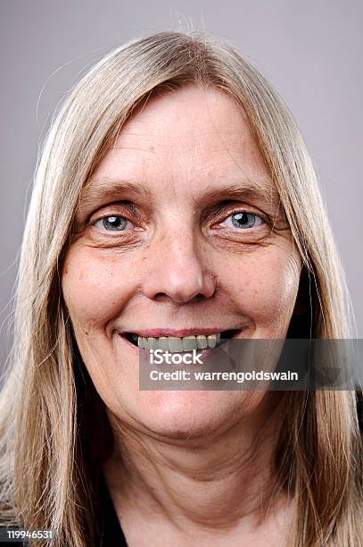 Feliz Sonriendo Retrato Foto de stock y más banco de imágenes de Mujeres maduras - Mujeres maduras, Arrugado, Cara humana