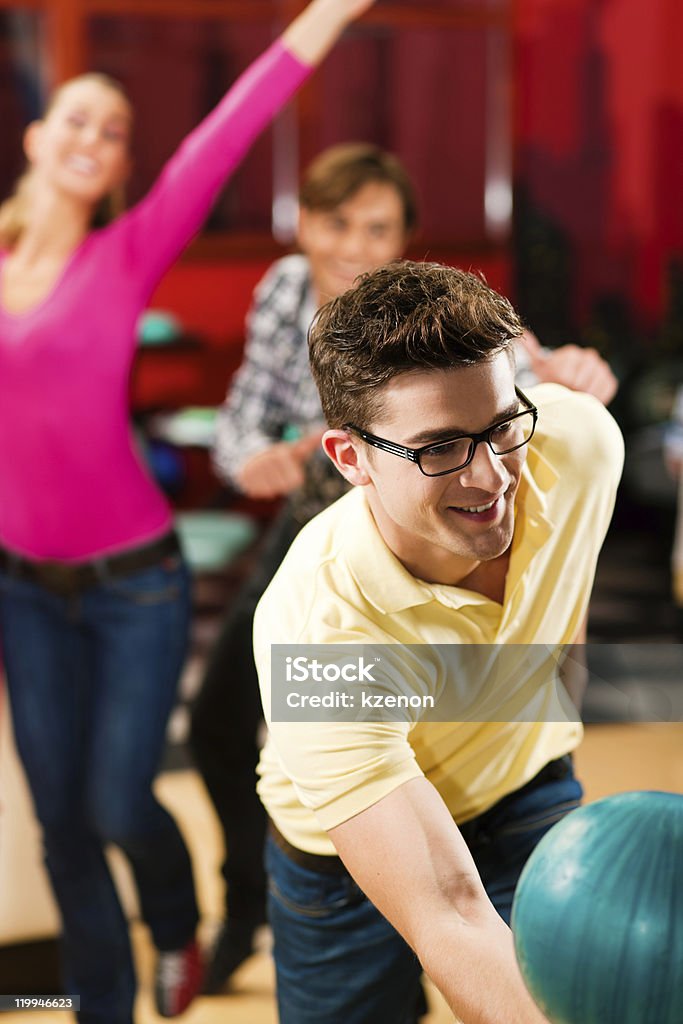 Amigos, divertir-se de bowling - Royalty-free Pino de Boliche Foto de stock