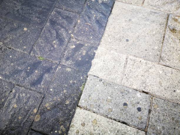 przed i po strumieniu mycia patio ze skutecznym wynikiem. - paving stone obrazy zdjęcia i obrazy z banku zdjęć