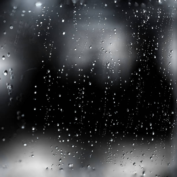 l'acqua piovana cade su un vetro nero drammatico della finestra. sfondo depressione autunnale. modello pioggia"n - wet dew drop steam foto e immagini stock
