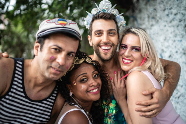 amigos felizes que prendem-se em um partido de carnaval em brasil - carnaval sao paulo - fotografias e filmes do acervo