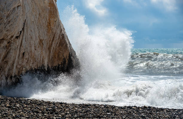 波状の海と岩に波がクラッシュする岩の海岸。 - cyprus paphos storm sea ストックフォトと画像