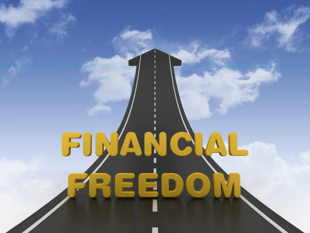 flecha de carretera con frase financiera freedom en el cielo - renderizado 3d - retirement investment capital letter text fotografías e imágenes de stock