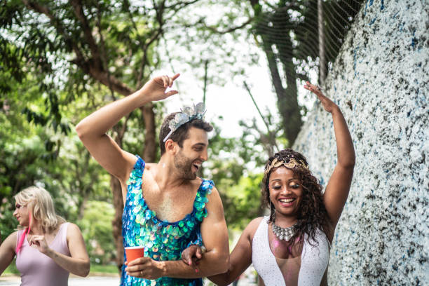 amigos se divertindo em uma festa de carnaval no brasil - carnaval sao paulo - fotografias e filmes do acervo