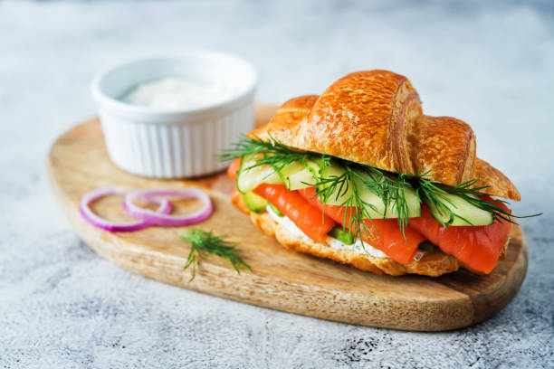 panino al cetriolo di ricotta al salmone affumicato - bun sandwich vegetable cream cheese foto e immagini stock