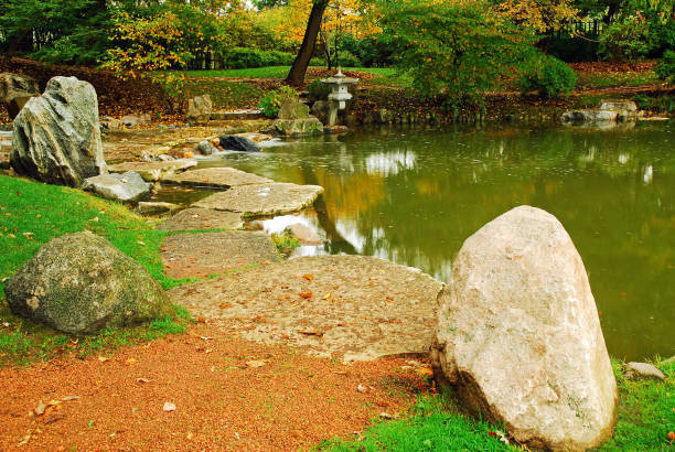 jesienne liście otaczają spokojny ogród w stylu japońskim - grounds city life park grant park zdjęcia i obrazy z banku zdjęć