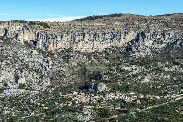 скалистые горные скалы идеально подходят для восхождения в провансе, франция - southeastern region фотографии стоковые фото и изображения