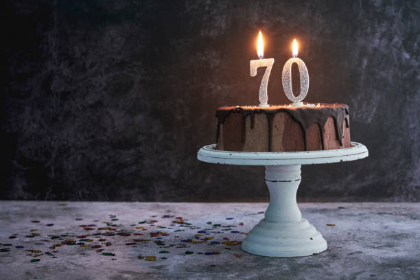 70º bolo de aniversário - gateaux birthday candle cake - fotografias e filmes do acervo