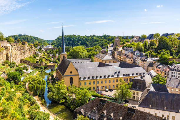 luxemburg mit kirche - kirchberg luxemburg stock-fotos und bilder