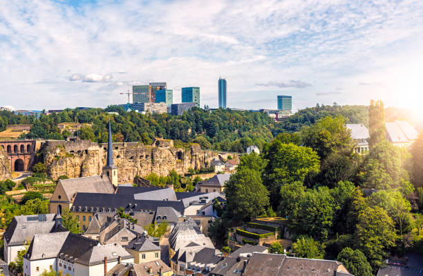 luxemburg mit gewerbegebiet im hintergrund - kirchberg luxemburg stock-fotos und bilder