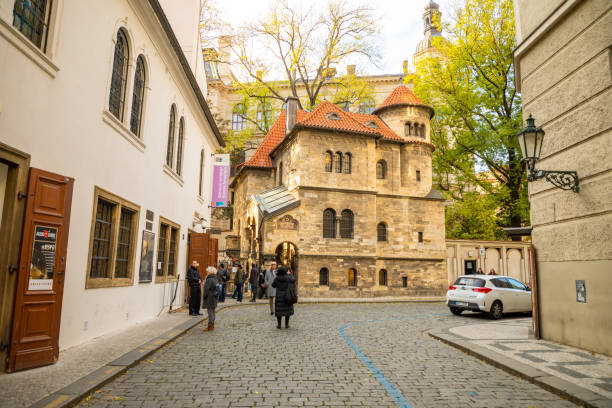 people are walking towards the klausen synagogue in prague, czech republic - people cemetery church urban scene imagens e fotografias de stock