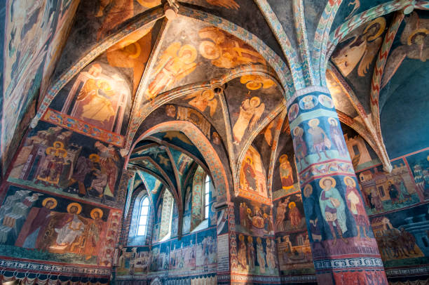 ポーランドのルブリン城にある聖三位一体礼拝堂にある中世のフレスコ画。 - inside of indoors castle column ストックフォトと画像