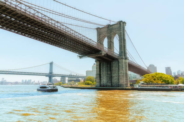 brooklyn bridge, new york city.  east river,  boat tour journey - connection usa brooklyn bridge business imagens e fotografias de stock