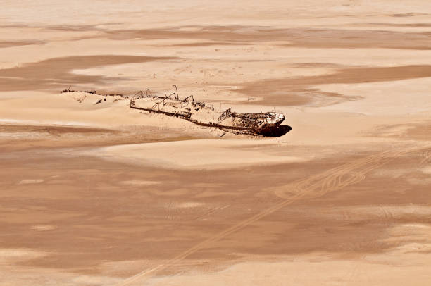 relitto navale di eduard bohlen sulla costa dello scheletro della namibia. - bohlen foto e immagini stock