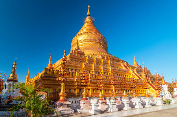 pagoda shwezigon, słynny chedi w bagan, myanmar. - paya zdjęcia i obrazy z banku zdjęć