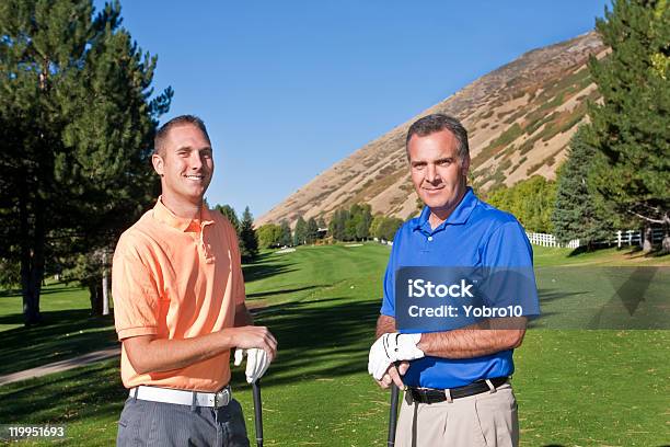 Mężczyźni Gra W Golfa - zdjęcia stockowe i więcej obrazów Dojrzali mężczyźni - Dojrzali mężczyźni, Golf - Sport, Młodzi mężczyźni