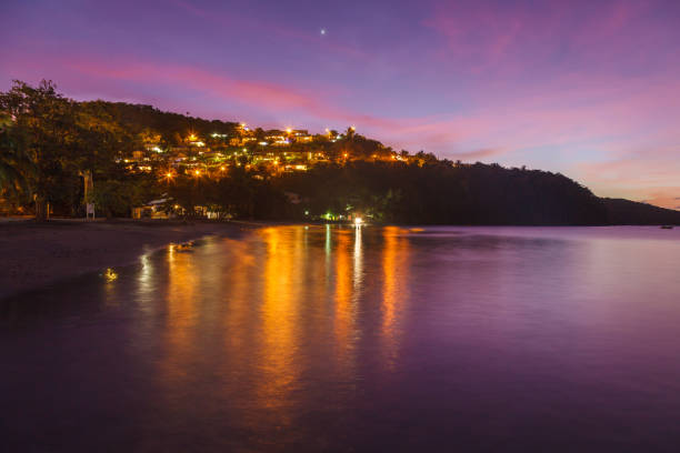 vista panoramica della spiaggia di anse a l'ane e baia tranquilla al crepuscolo colorato con tranquillo mare caraibico, isola della martinica - 5412 foto e immagini stock