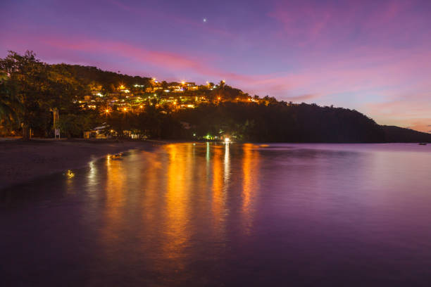 vista paisagística da praia de anse a l'ane e baía calma ao anoitecer colorido com mar pacífico do caribe, ilha martinica - 5412 - fotografias e filmes do acervo