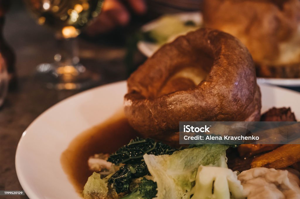 Close-up van de Sunday roast op een bord in een restaurant, selectieve focus. - Royalty-free Gebraden vlees Stockfoto