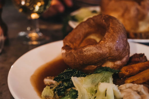 zbliżenie sunday roast na talerzu w restauracji, selektywne skupienie. - yorkshire pudding zdjęcia i obrazy z banku zdjęć