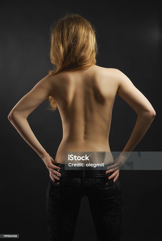 Mulher de Topless em fundo preto - Foto de stock de Adulto royalty-free