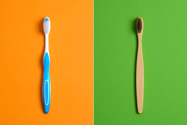 brosse à dents en plastique vs brosse à dents en bambou écologique. concept de comparaison. pas de plastique, zéro déchet, mode de vie durable. choix plastique sans soins buccodentaires articles - toothbrush plastic multi colored hygiene photos et images de collection