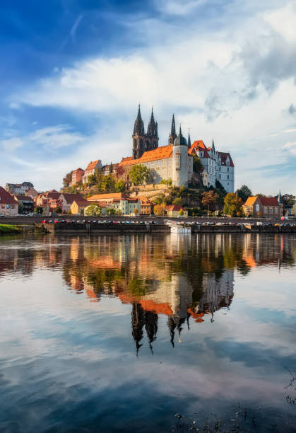 cattedrale di albrechtsburg e meissen sul fiume elba, meissen, germania - medieval autumn cathedral vertical foto e immagini stock