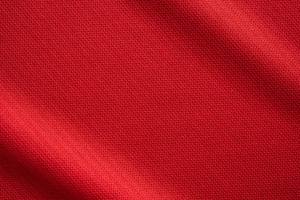 tessuto sportivo rosso tessuto maglia calcio trama da vicino - red cloth foto e immagini stock