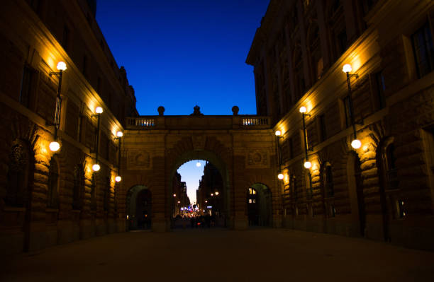 dziedziniec między arche parlamentu house riksdag, sztokholm, szwecja - sveriges helgeandsholmen zdjęcia i obrazy z banku zdjęć