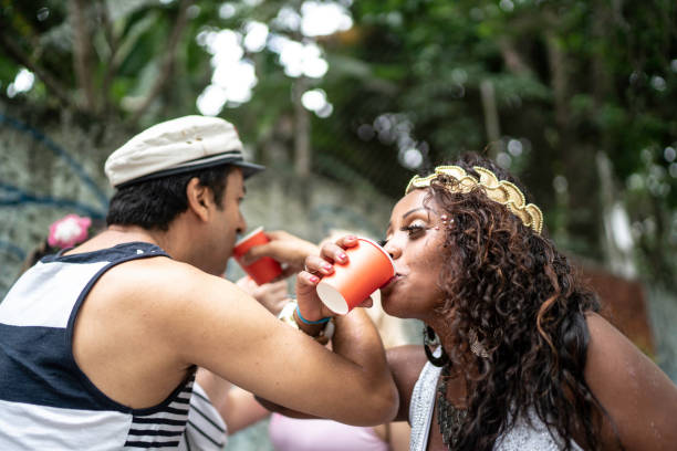 amis ayant l'amusement et buvant à la partie de carnaval de rue au brésil - carnival drink people party photos et images de collection