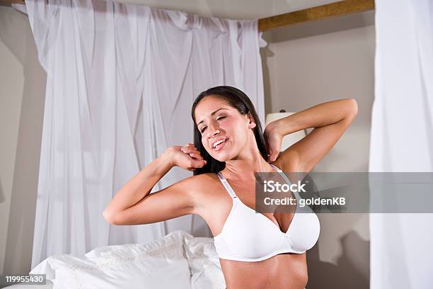 Hispanic Frau Dehnung Im Bett In Unterwäsche Stockfoto und mehr Bilder von Attraktive Frau - Attraktive Frau, Aufwachen, Augen geschlossen