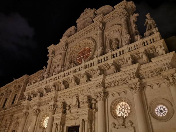 фасад барочной церкви ночью в городе лечче в апулии, италия - lecce italy puglia church стоковые фото и изображения