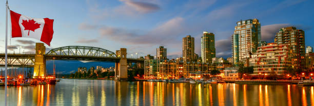 centro de vancouver, colúmbia britânica, canadá - vancouver skyline canada panoramic - fotografias e filmes do acervo