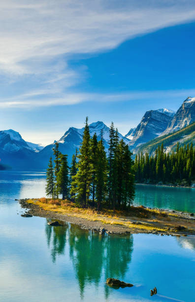 lago maligne, parque nacional jasper, alberta, canadá - lago maligne fotografías e imágenes de stock