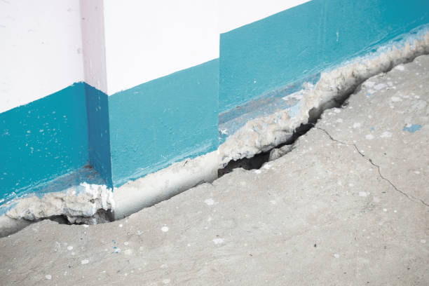 istock Concrete structures, old buildings have cracks due to heavy loads for a long time 1199574952