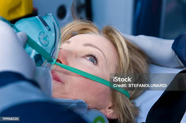 Male Donna Ricevere Assistenza Di Primo Soccorso - Fotografie stock e altre immagini di Maschera per l'ossigeno - Maschera per l'ossigeno, Sanità e medicina, Adulto