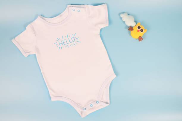 青い色の背景に隔離された赤ちゃんの男の子のための青い赤ちゃんのボディスーツのフレイレイ、ベビーシャワー、イタの少年のコンセプト - garment ストックフォトと画像