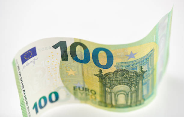 einhundert-euro-rechnung geschwungen - one hundred euro banknote stock-fotos und bilder