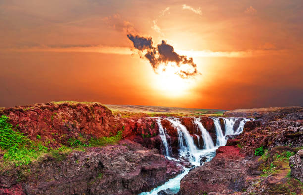 bellissimo paesaggio mistico con nuvola a forma di scorpione sul canyon kolugljufur con acqua tra le rocce in islanda. paesi esotici. posti incredibili. - kolufossar foto e immagini stock