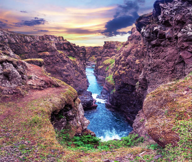 bellissimo paesaggio magico con un canyon kolugljufur con acqua tra le rocce in islanda all'alba. paesi esotici. posti incredibili. - kolufossar foto e immagini stock