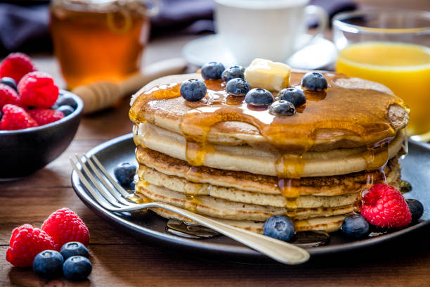 crêpes sucrées - pancake ready to eat equipment fruit photos et images de collection