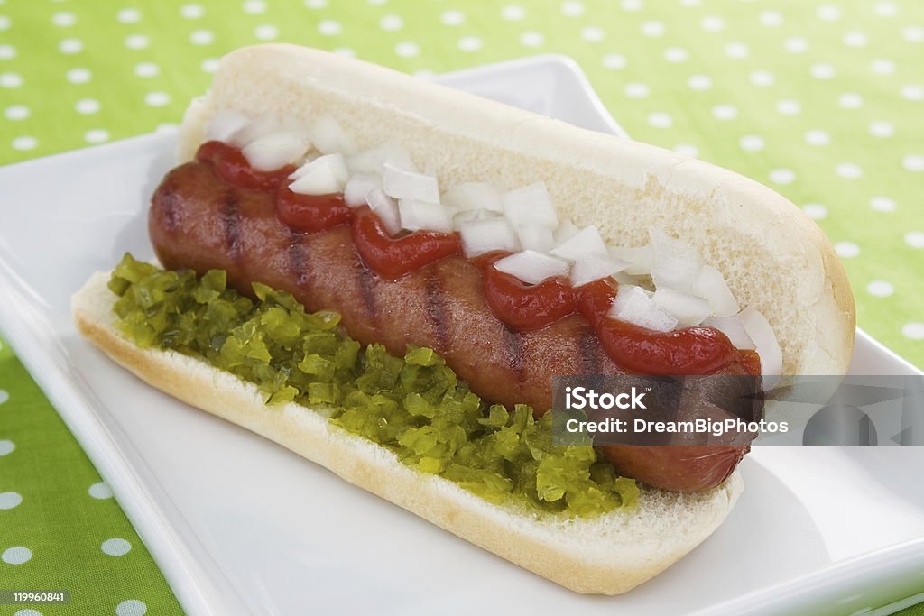 Hot Dog con Ketchup, salsa di cipolle & - Foto stock royalty-free di Condimento sottaceto per hot dog