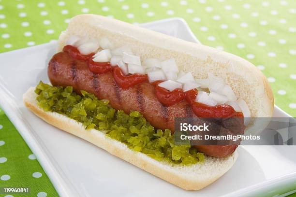 Hot Dog Con Ketchup Salsa Di Cipolle - Fotografie stock e altre immagini di Condimento sottaceto per hot dog - Condimento sottaceto per hot dog, Hot Dog, Alla griglia