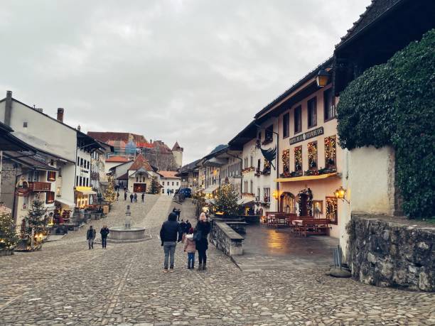 hauptstraße in der mittelalterlichen stadt gruyéres, schweiz - gruyeres stock-fotos und bilder