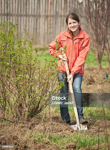 Mujer Trabajando Con Pala Foto de stock y más banco de imágenes de Chica adolescente - Chica adolescente, Pala - Herramienta de trabajo, Adolescente